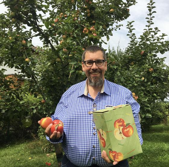 Der Verein für Gartenbau und Landespflege Ebersberg öffnet wie jedes Jahr wieder seine Obstpresse. Dem Vorsitzenden Dirk Schött freuts. Foto: Verein