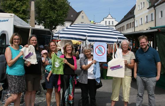 Im Sommer verteilten die Ebersberger Agenda-Gruppen auf dem Wochenmarkt an alle Marktbesucher kostenlos gereinigte Stoffbeutel. Foto. VA