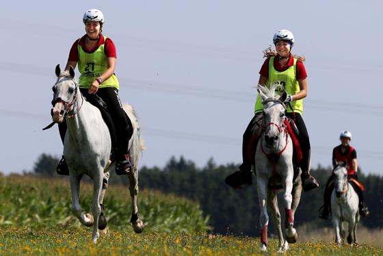 Erfolgreiche Reiterinnen:Alessia Dollinger, Emily Schelldorf und Merle Röhm (v. li.). Foto: Holger Kopf