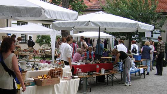 Benefizflohmarkt im Garten der Seidlvilla. Foto: VA