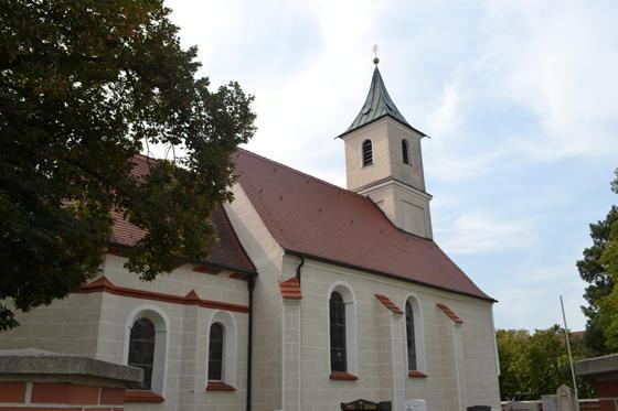Die katholische Mariä-Himmelfahrt-Kirche mit dem spätgotischen Saalbau und eingestellten Wasserturm in Salmdorf. Foto: ar