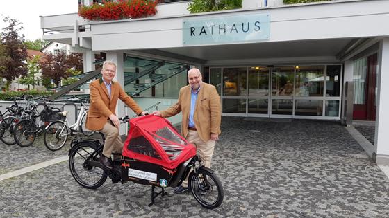 Bürgermeister Jan Neusiedl und der 2. Bürgermeister Stephan Weidenbach freuen sich, dass die Bürger ab sofort kostenfrei das Lasten-Ebike ausleihen können.  Foto: VA