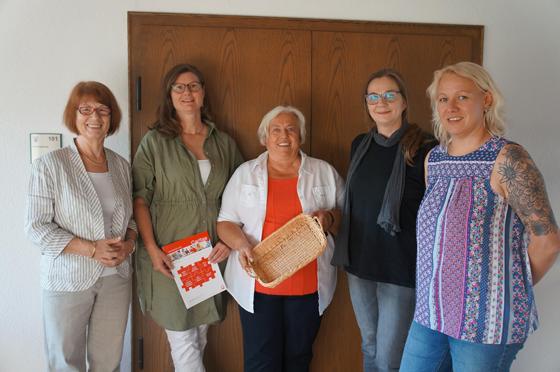 Freuen sich gemeinsam einen Tisch für Sauerlach zu etablieren: (v. l.) Rosi Kahl (Agenda 21) , Claudia Mammach (Caritas), Bürgermeisterin Barbara Bogner, Heidrun Niedermaier (Caritas) und Bettina Sontheimer (Rathaus Sauerlach). Foto: hw