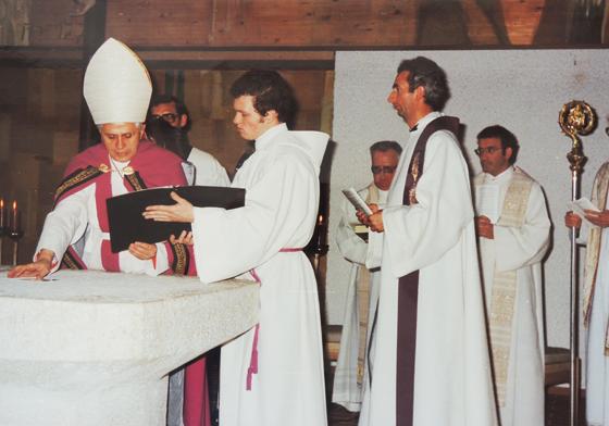 Vor genau 40 Jahren vollzog Kardinal Josef Ratzinger die Weihe der Kirche Maria Königin. Foto: Pfarrei Maria Königin