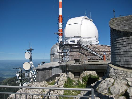 Am Gipfel des Wendelsteins steht ein Observatorium des Instituts für Astronomie und Astrophysik der Ludwig-Maximilians-Universität München. Foto: CC BY-SA 3.0