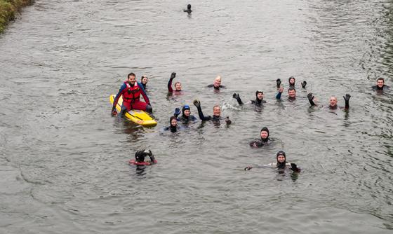 Spaß und Training beim Isarschwimmen. Foto: DLRG