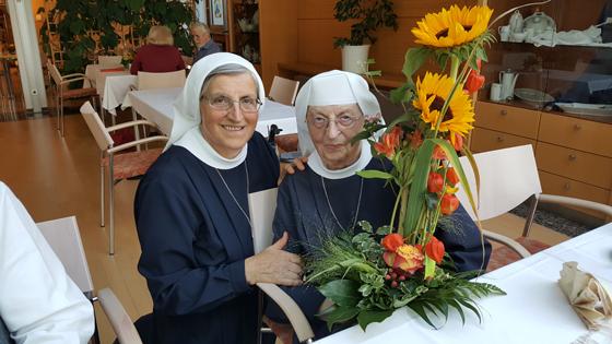 Ihren 100. Geburtstag feierte Schwester M. Flaviana (rechts). Auch Generaloberin Schwester Rosa Maria gehörte zu den Gratulanten. Foto: privat