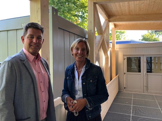 Bürgermeister Ullrich Sander und Mittelschul-Rektorin Nikola Kurpas freuen sich über die fristgerechte Fertigstellung der weiteren Klassenzimmer.  Foto: hw
