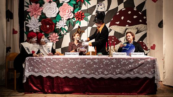 Artanos, das Theaterensemble im Bürgerkreis Berg am Laim e.V. präsentiert "Alice im Wunderland". Foto: Steffen Duevel