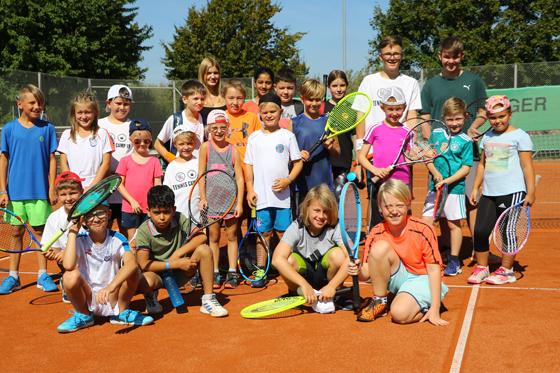 Stolze Sieger: Die Vereinsmeister der Hallbergmooser Tennis-Jugend. Foto: Verein