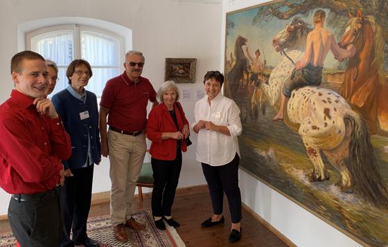 2. Bürgermeister Ludwig Kirmair (Mitte) gratuliert dem Museumsteam zum Museums-Geburtstag. Foto: W. Kronseder