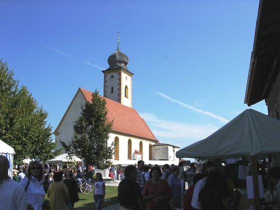 Am 29. September herrscht wieder buntes Markttreiben zu Füßen der Frauenneuhartinger Kirche.  Foto: Heimatverein Frauenneuharting