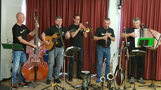 Die Nasenbach Musi, das sind fünf Musiker aus Albaching. Foto: VA