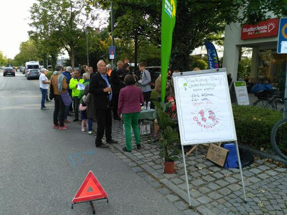 Gut besucht war die Parking-Day-Aktion der Grünen in Unterhaching. Foto: VA
