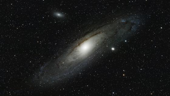 Der Andromedanebel, unsere große Nachbargalaxie, ist in klaren Herbstnächten schon mit bloßem Auge zu sehen. Foto: T. Lindemann
