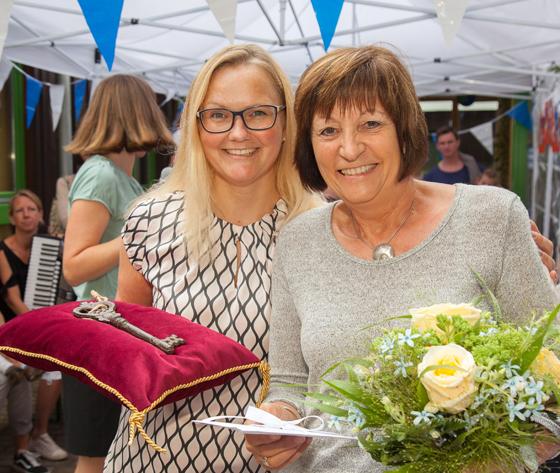 Beim Abschiedsfest übergab die 64-jährige Leiterin der Pusteblume, Marliese Junior, den „Schlüssel“ an ihre Nachfolgerin Daniela Kratzer. Foto: Bernd Ducke
