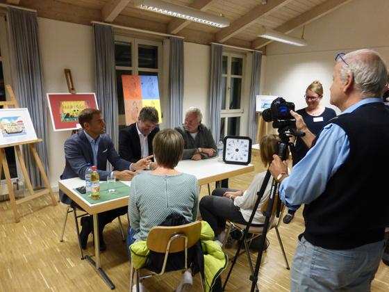 Ein Bürgermeister-Speed-Dating mit (von links) Maximilian Böltl, Thomas Glashauser und Werner van der Weck fand regen Anklang bei den Besuchern. Foto: vhs olm
