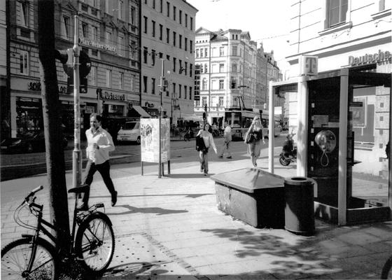Ein Stück Zeitgeschichte: Hier hat Joachim Rott eine Straßenszene am Max-Weber-Platz, im Bereich der Einbiegung zur Kirchenstraße, eingefangen. Foto: Joachim Rott