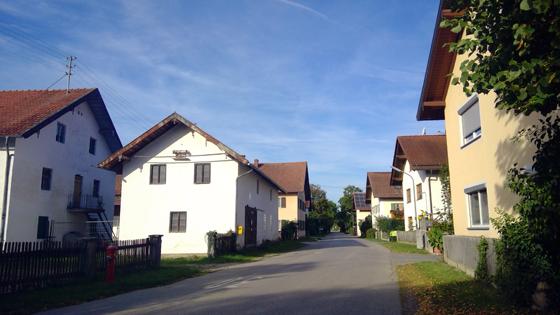 Ländliche Strukturen: Im kleinen Dorf Angelbrechting, das zwischen Poing und der Autobahn liegt, reiht sich ein Hof an den anderen. Foto: bs