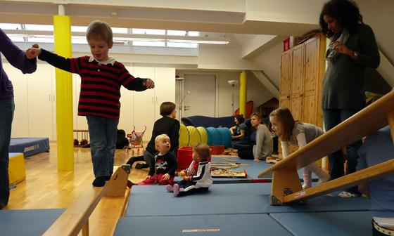 Balancieren oder durch die Röhre kriechen. Jede Menge Spaß auf dem Indoor-Spielplatz des Familienzentrums Trudering.  Foto: VA