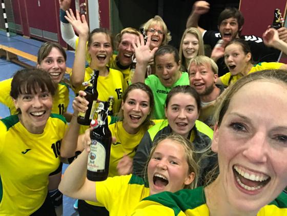 Glücklich über den tollen Saisonauftakt: Die Handballerinnen des MTSV Schwabing. Foto: Michaela Leis
