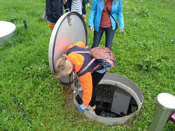 Auch im Vorjahr durften Schülerinnen des Max-Josef-Stifts die unterirdische Messstation des IMK besteigen. Foto: Schule