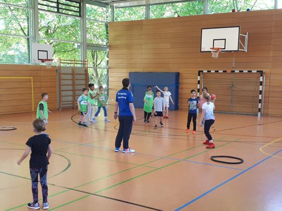 Die Moosacher Kids beim Handballaktionstag in der Grundschule an der Jenaer Straße zusammen mit dem PSV München: ein richtiges Highlight des Schuljahres. Foto: VA