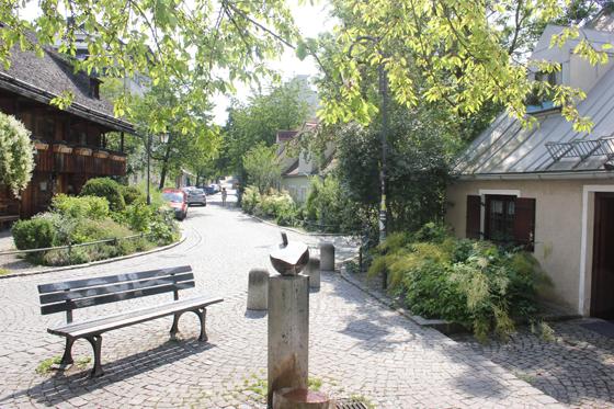 Die Preysingstraße in Haidhausen. Links ist der Kriechbaumhof zu erkennen, rechts das Üblacker-Häusl. Foto: bs/Archiv