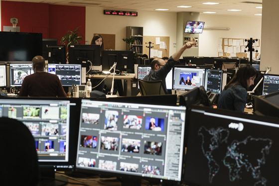 "Picture Desk" von Andreas Langfeld zeigt den Newsroom der Agence France-Presse im Mai 2017. Foto: VA