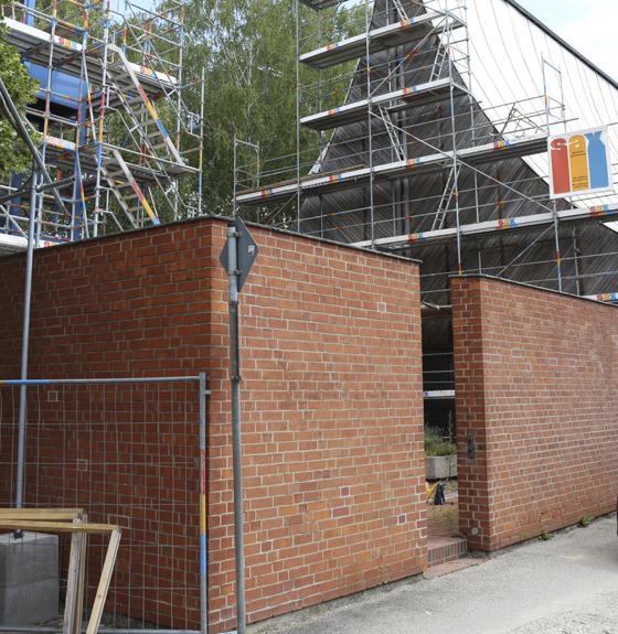 Die Erlöserkirche in Klettham wird derzeit aufwändig saniert. Foto: Deutsche Stiftung Denkmalschutz/Schabe