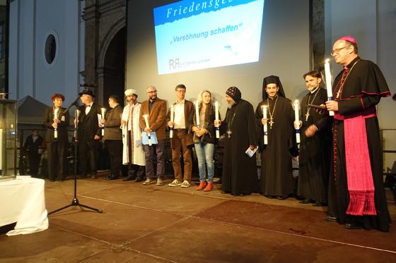 Die verschiedenen Religionen laden zum gemeinsamen Gebet. Foto: Dekanat München