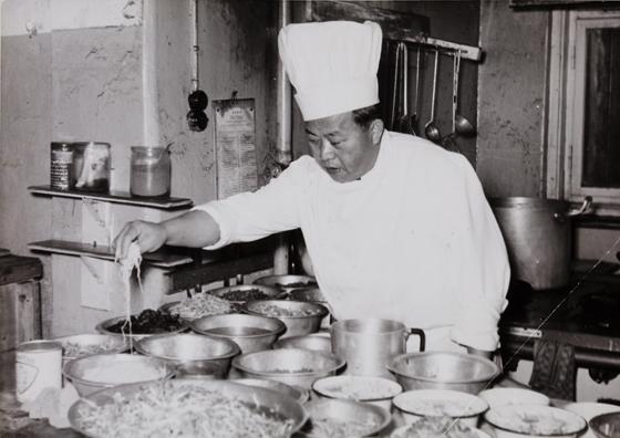 Hugo Henno, Su Ao Y in der Küche des China-Restaurants Tai-Tung, München um 1951. Foto: Stadtmuseum