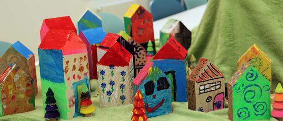 Beim Städtebautag am 11. Mai haben Kinder ihre Lieblingshäuser gestaltet. Diese sind nun in den Räumen des Nachbarschaftstreff Giesing ausgestellt. Foto: VA