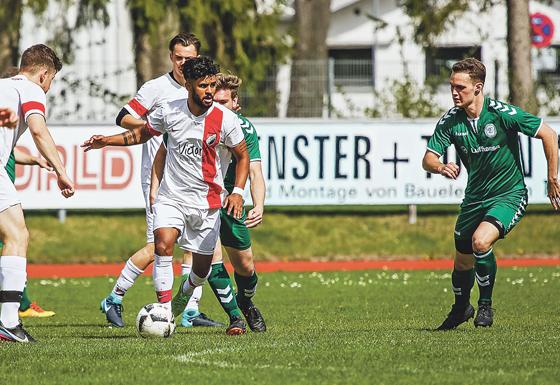 Der SV Lohhof (weiß) bleibt Spitzenreiter in der Kreisliga 1. Dahinter lauern mit Lerchenau und Untermenzing zwei Teams aus dem Münchner Norden.	Foto: Christian Riedel