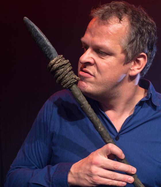 Karsten Kaie ist der "Caveman". Foto: Theater Mogul GmbH