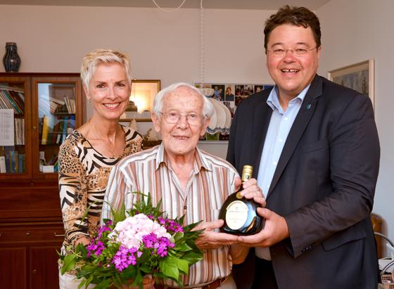 Stiftsdirektorin Gisela Hüttis und Bürgermeister Thomas Loderer gratulierten Emil Baumgärtner zu seinem 100. Geburtstag. Foto: KWA