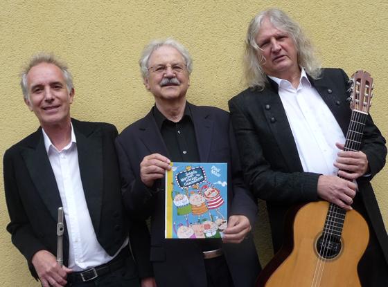 Autor Paul Maar (Mitte) mit seinem musikalischen „Schiefen MärchenTrio“ Wolfgang Stute (r.) und Konrad Haas. Foto:  StadtLesen.com