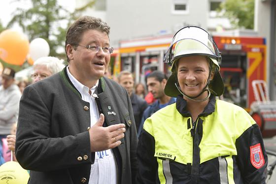 Bürgermeister Thomas Loderer und Sozialministerin Kerstin Schreyer in Feuerwehroutfit. Foto: Claus Schunk