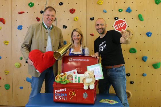 Bürgermeister Stefan Schelle, Nadine Felsner und Jerome Braun (v. l.) freuen sich über die "Starke Kinder Kiste" für Kinderbetreuungseinrichtungen. Foto: Hänsel Gretel