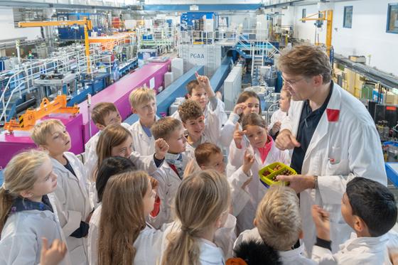 Ein technischer Direktor erklärt die Forschung mithilfe von Süßigkeiten. Foto: Andreas Heddergott/TU München