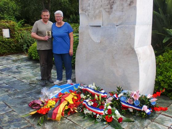 Ein Ehepaar aus Südbayern war mit einem Foto auf der Suche nach dem Grab des gefallenen Großvaters auf dem deutschen Soldatenfriedhof in Bastia. Foto: Otto Hartl