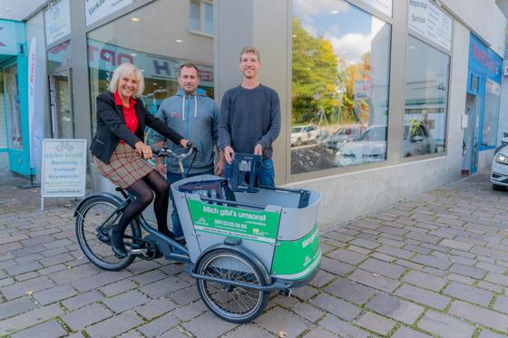 Gabriele Müller probiert gemeinsam mit Daniel Drees von der ebike-Klinik (Mitte) und Clemens Oswald vom Umweltreferat (re) das neue E-Lastenradl aus. Foto: Janina Kufner