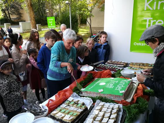 Der Kindertreffpunkt Oskar-Maria-Graf-Zentrum Neuperlach feierte sein 20-jähriges Jubiläum mit einer Torte. Foto: privat
