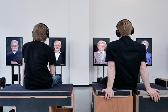 Blick in die Ausstellung "21  Erinnerungen ans Erwachsenwerden". Foto: Jörg Baumann