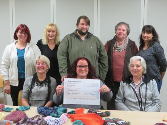 Die Poinger Wollmäuse unterstützen die schwerbehinderte Theresa Kreutz aus Poing mit einem Scheck in Höhe von 300 Euro. Foto: Verein