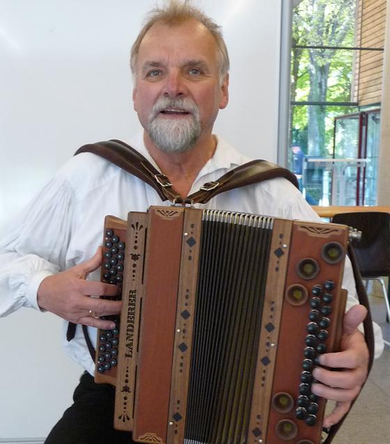 Michael Käsbauer mit seiner böhmischen Ziehharmonika. Foto: LRA Erding