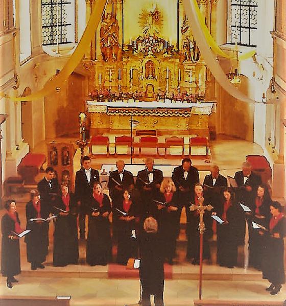 Der Singidunum Chor bei einem Auftritt in der Michaelskirche.