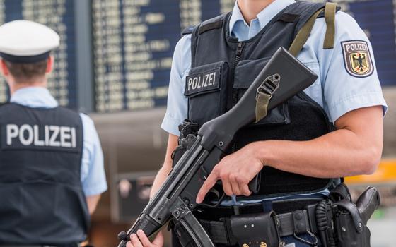 Bundespolizisten am Münchner Airport sorgen auf dem gesamten Flughafen für die Sicherheit von Mitarbeitern und Reisenden. Dabei kommt es leider immer öfter zu unschönen Szenen. Foto: Bundespolizei
