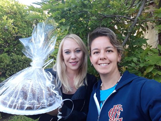 Marina Heuer und Katrin Schneid bedanken sich im Namen der Kinderfeuerwehr Riedmoos. Foto: VA