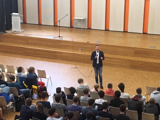 Bei drei Terminen wurde der Abgeordnete Wolfgang Stefinger von insgesamt 400 Schülern mit Fragen zu seiner Arbeit in Berlin und im Wahlkreis konfrontiert. Foto: privat